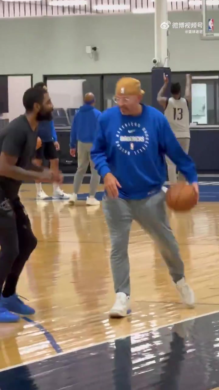 兩個(gè)歷史級(jí)控衛(wèi)基德在訓(xùn)練中推土機(jī)背打歐文滿滿的都是歡樂