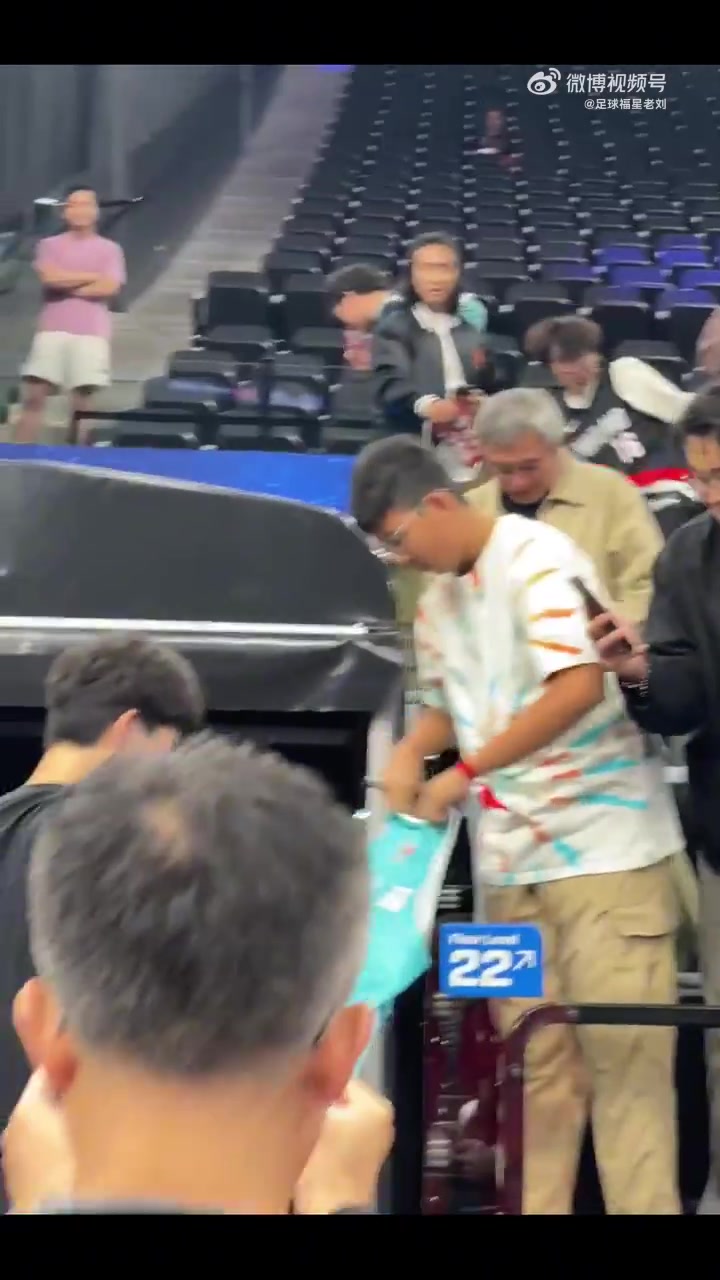 有求必應楊瀚森結束熱身后為場邊中國球迷們進行簽名