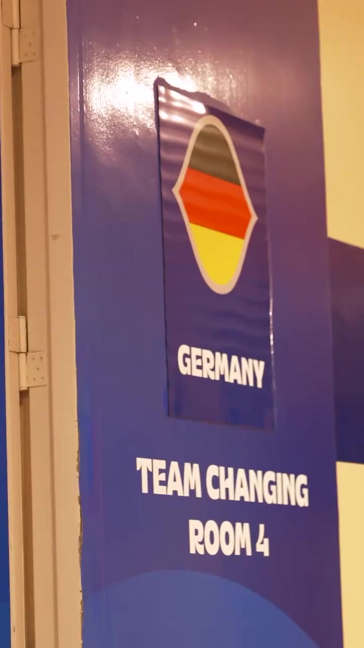 摯友名場(chǎng)面美國(guó)隊(duì)被淘汰里夫斯去德國(guó)更衣室恭喜施羅德