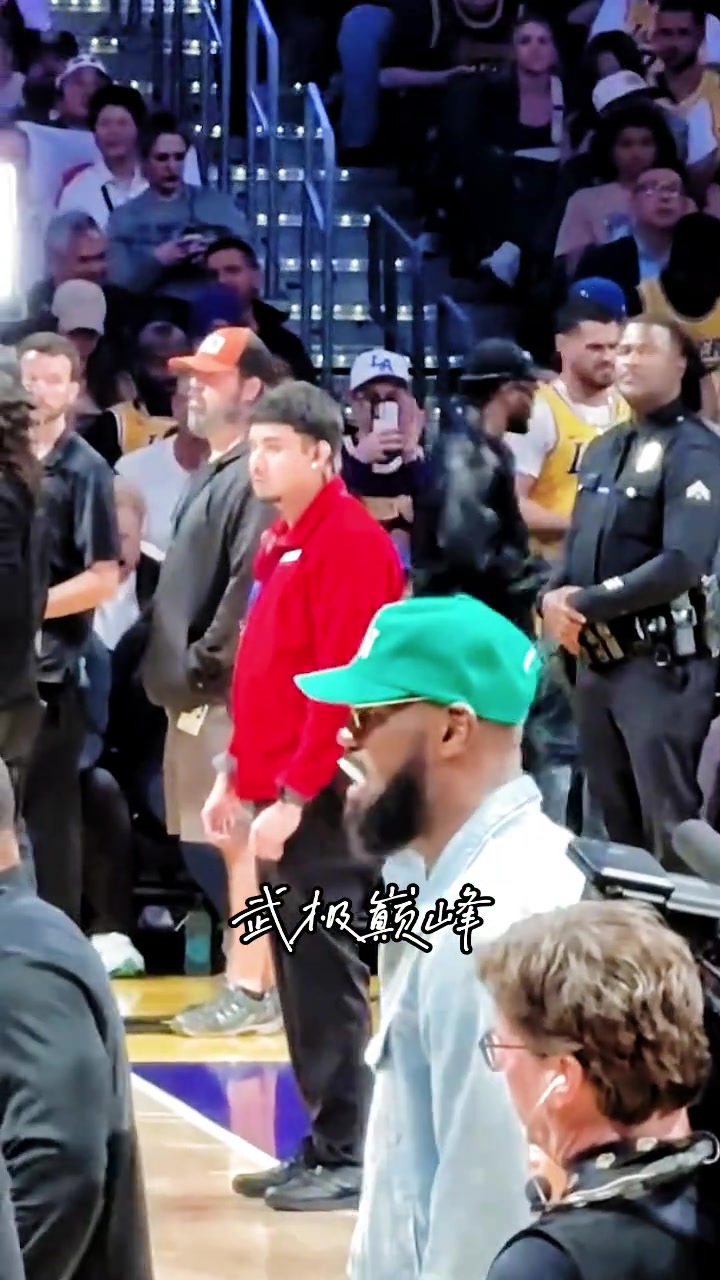 小小的不自律老詹觀賽有點無聊吃起了棒棒糖