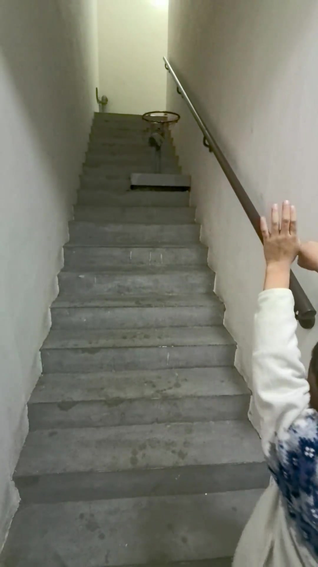 小弟弟樓梯間苦練投籃 不懂就問這會吵到鄰居嗎