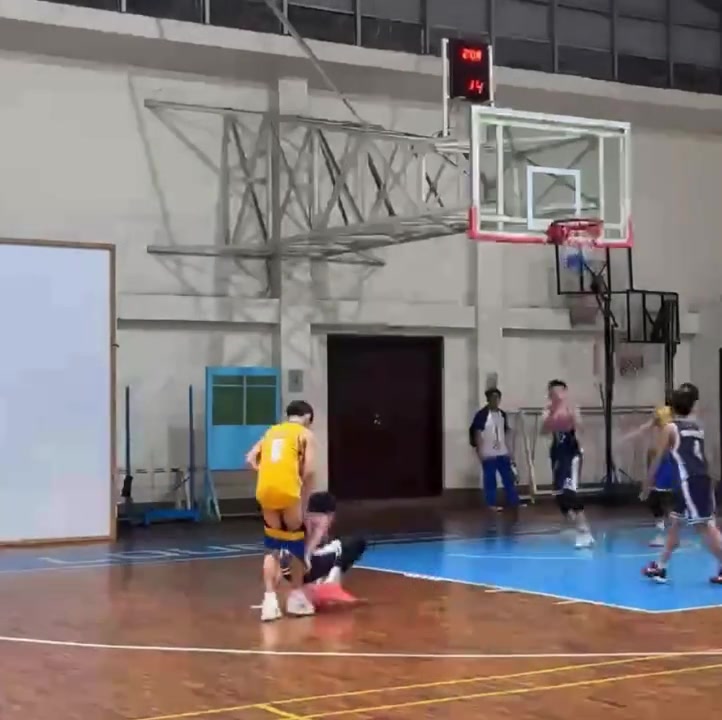 是讓你籃板卡位上強(qiáng)度不是讓你上尺度