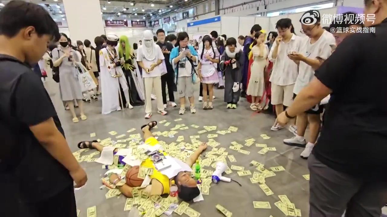 毫無底線可言網(wǎng)友拍到漫展有人惡意躺地cos科比