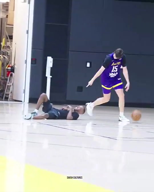 不要太過分里夫斯背運(yùn)把助教給晃倒了還對后者瘋狂嘲諷