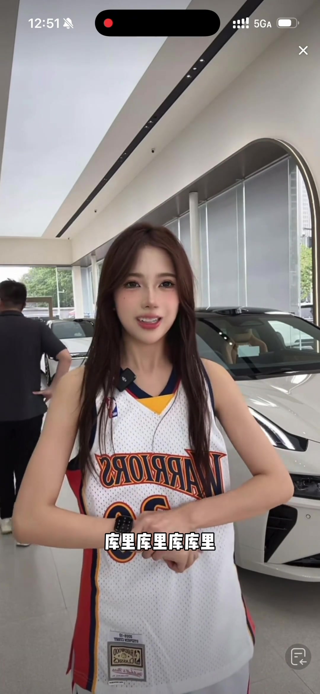 抽象了一位賣車女主播 通過(guò)穿庫(kù)里球衣奇葩運(yùn)球吸引流量