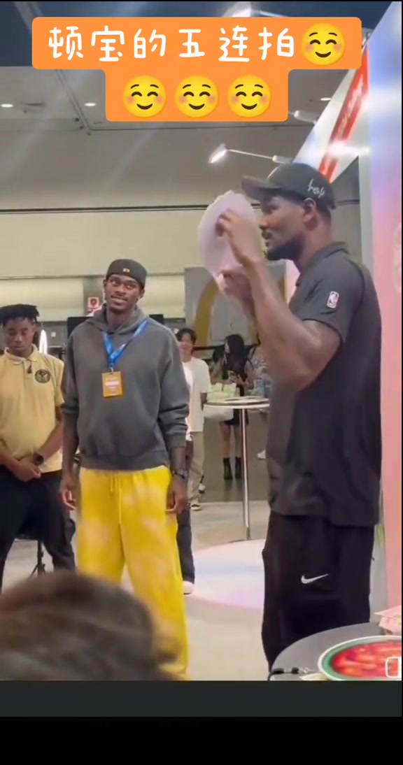 艾頓賣萌五連拍 一旁的范德比爾特都沒眼看了