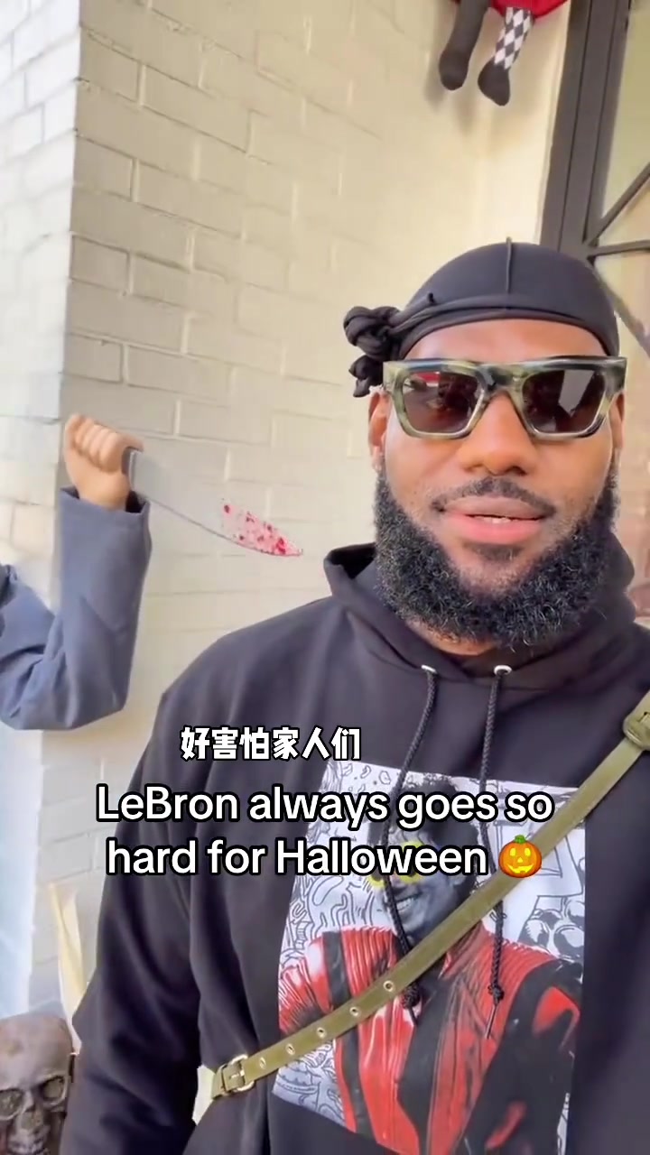 逗比詹姆斯曬自拍救救我后面有鬼