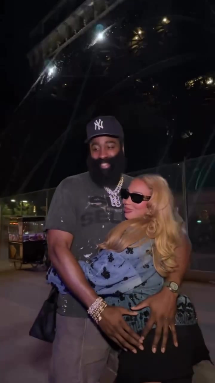 登哥萬(wàn)圣節(jié)與女友甜蜜相擁女友小鳥(niǎo)依人