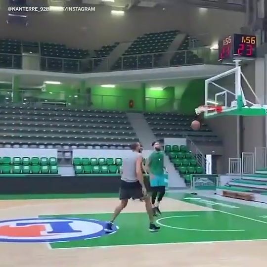 這天賦誰頂?shù)米“?6歲的文班在訓(xùn)練中可以隨便單吃戈貝爾