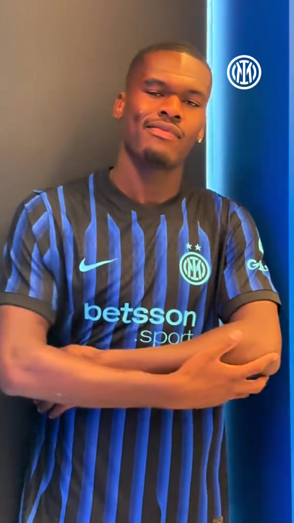 兒純夢國米官推曬出新援博尼小時(shí)候身著國米球衣照片