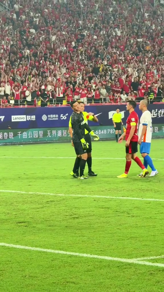 王大雷紅牌罰下很無奈現(xiàn)場蓉城球迷再見王大雷