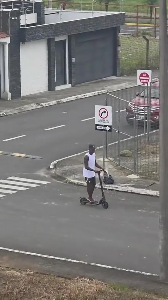 在厄瓜多爾的凱塞多被網(wǎng)友拍到踩著滑板車去買早餐