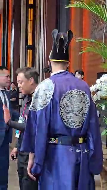 你們還愛玩這個呢維卡里奧大帝出巡首爾后防大臣丹索隨同