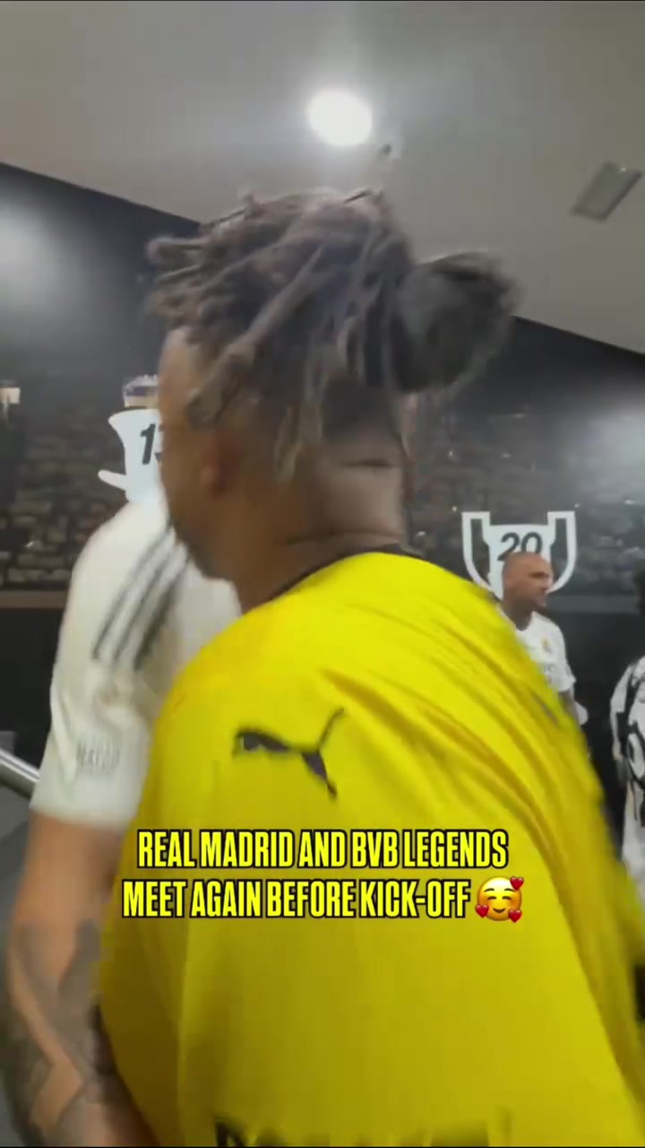 克羅斯狀態(tài)簡直就是現(xiàn)役球員啊多特皇馬傳奇賽的互相寒暄環(huán)節(jié)