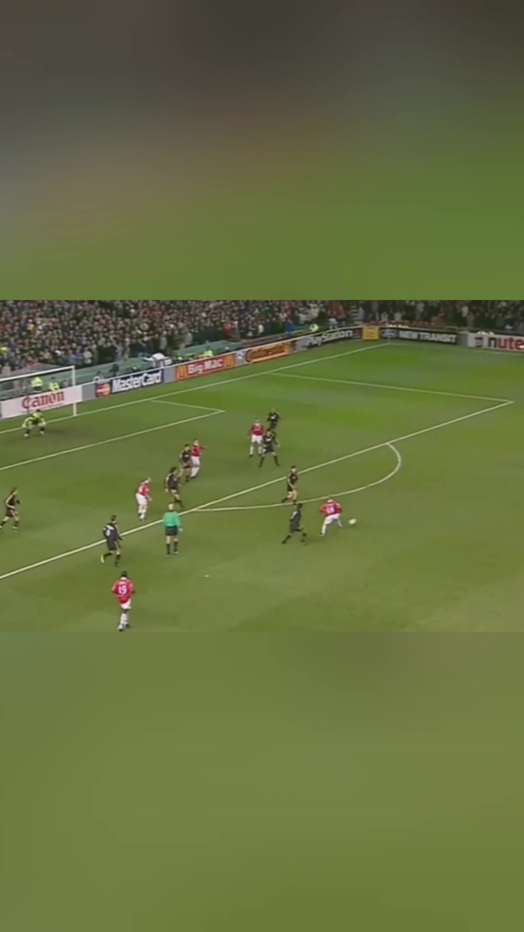 貝克漢姆非常規(guī)方式破門禁區(qū)前連過(guò)皇馬三人勁射入網(wǎng)