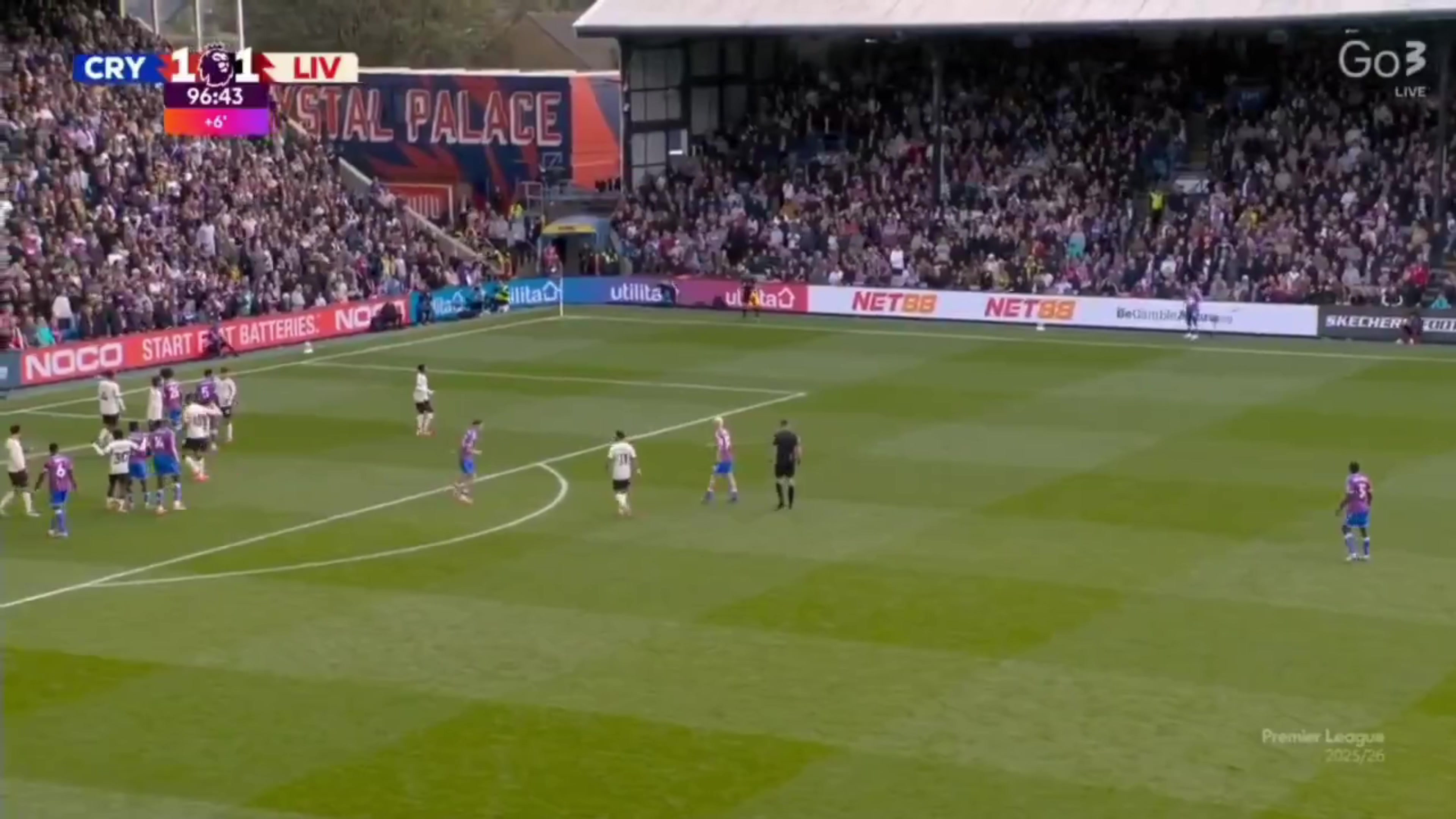 斯洛特在說(shuō)弗林蓬盯防恩凱提亞不緊疑似想沖出去反擊隨后遭絕殺