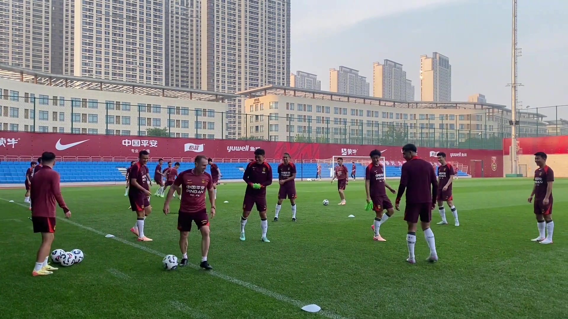 久爾親自搶圈能做到和隊員一起訓(xùn)練證明他是打心眼里熱愛足球