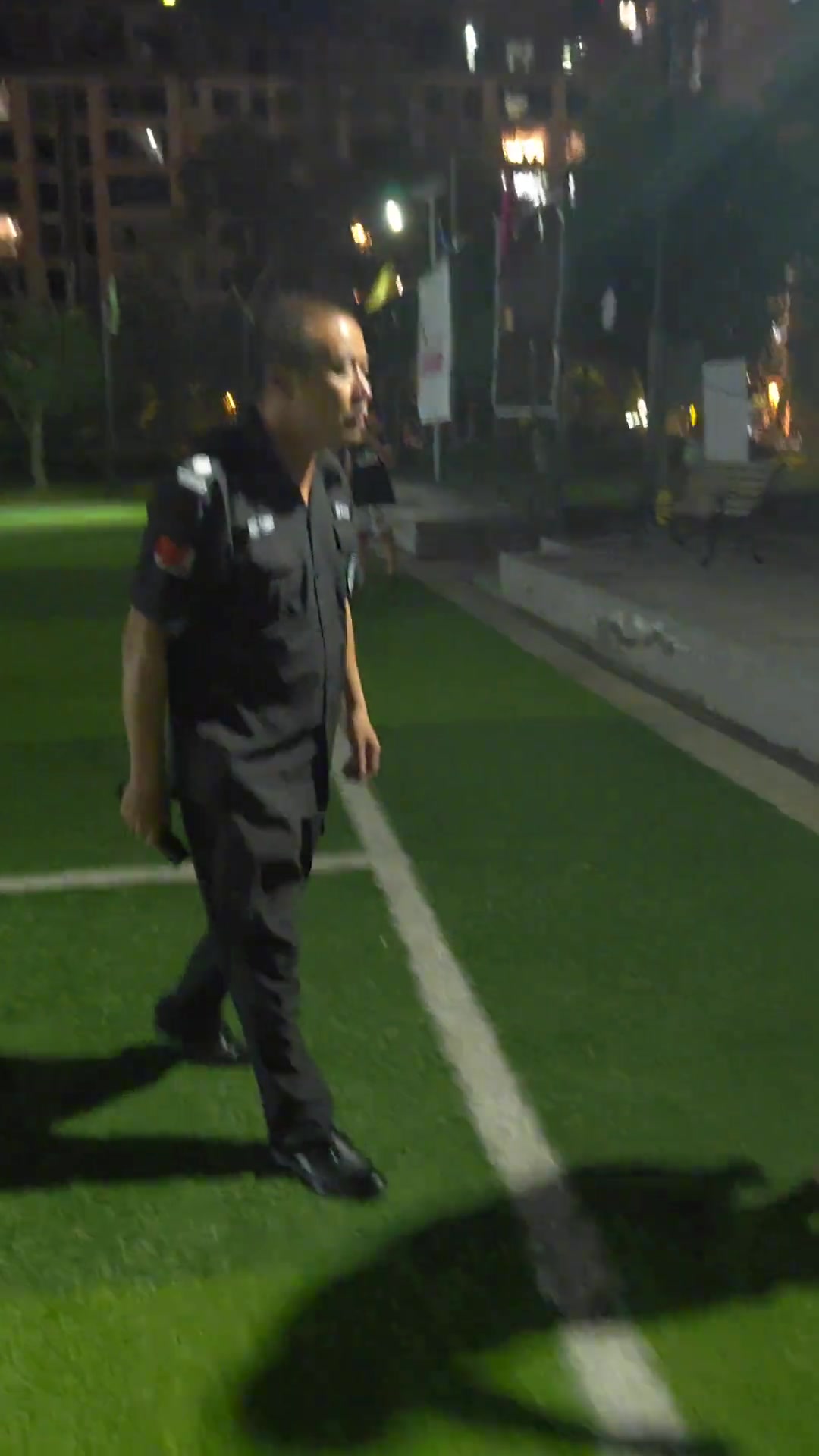 中國(guó)足球的現(xiàn)狀就是遭保安斷球這個(gè)保安緊貼逼搶不錯(cuò)