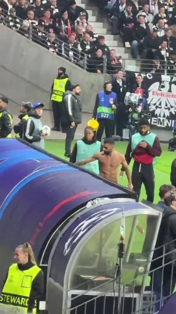 怒了球迷現(xiàn)場(chǎng)實(shí)拍薩拉赫怒摔衣服