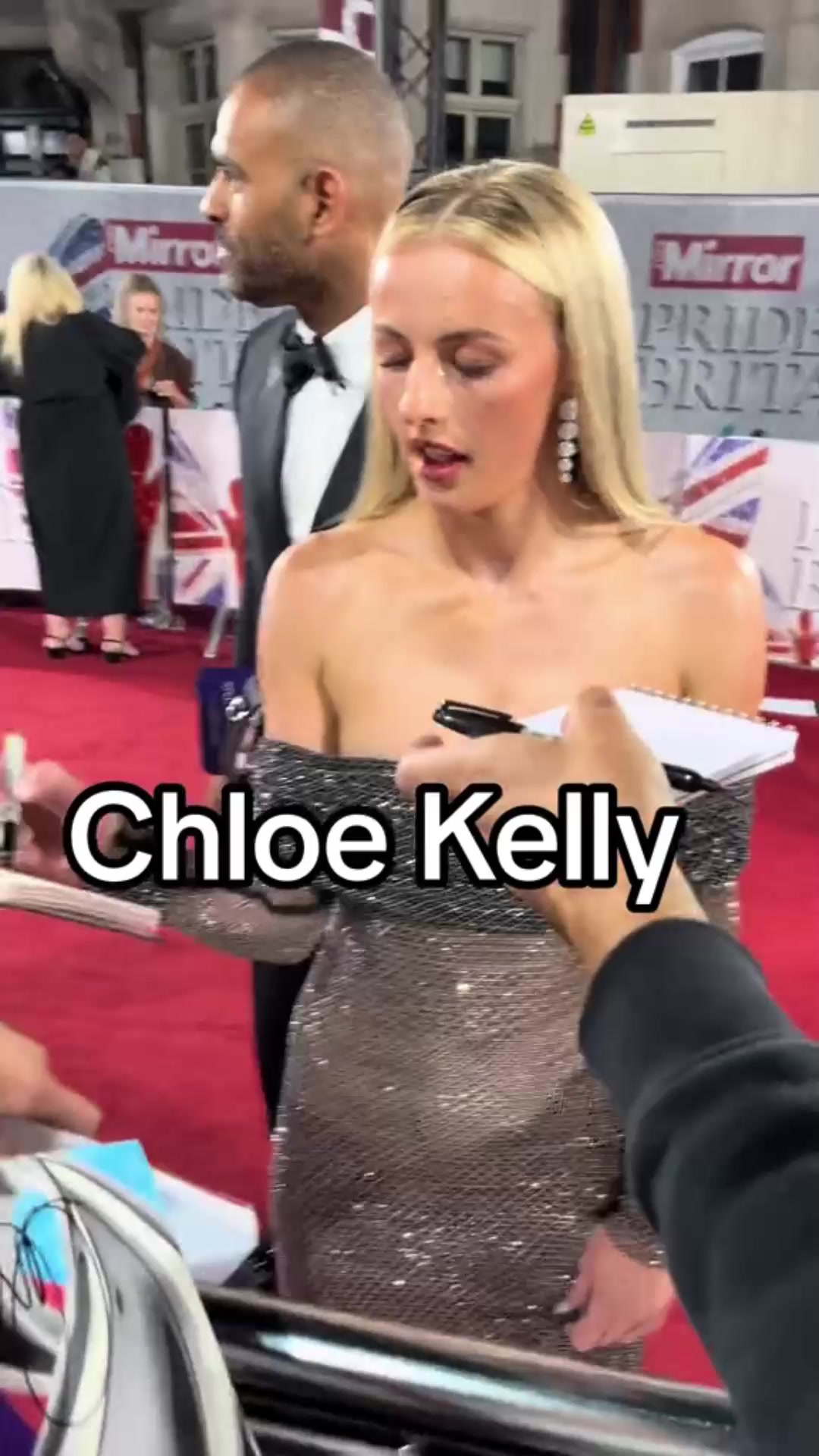 太吸睛了凱利為球迷簽名美麗大方好身材一覽無余