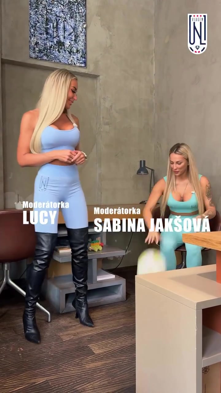 你倆這是女足還是模特球技看著不咋樣但身材也有點走樣啊