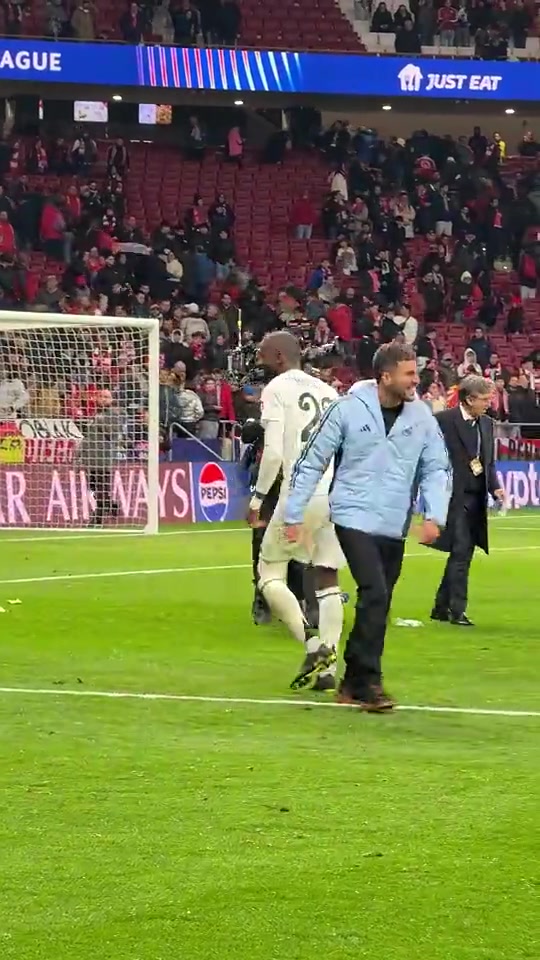 此前呂迪格向馬競(jìng)球迷做斗牛士動(dòng)作馬競(jìng)球迷回?fù)舻V泉水瓶