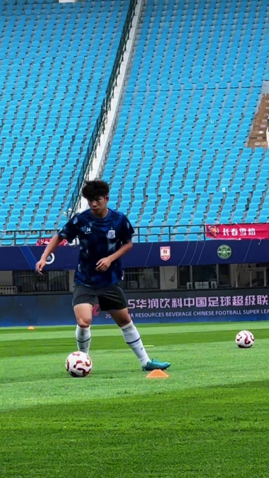 申花大戰(zhàn)前氣氛歡樂(lè)馬納法亂舞韓嘉文阿馬杜翻跟斗