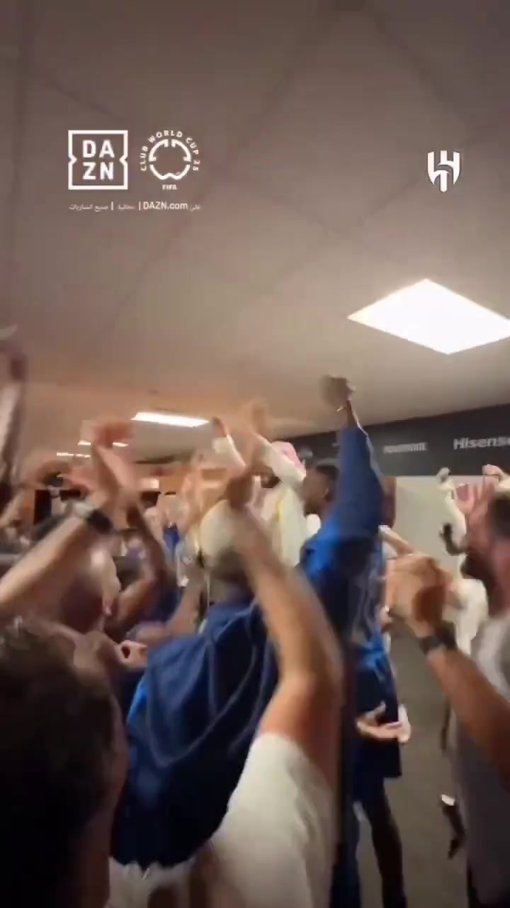 新月老板賽后在更衣室霸氣發(fā)言給大家發(fā)獎金發(fā)獎金