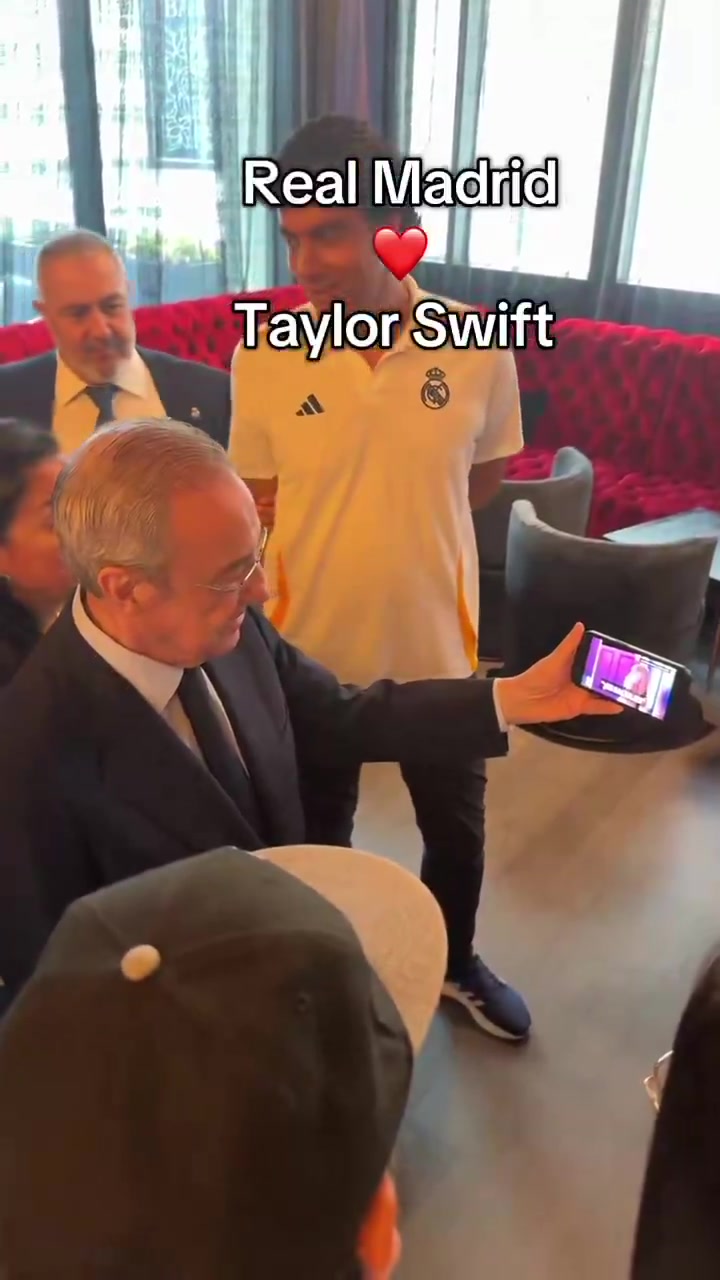 真愛粉老佛爺向他人展示泰勒-斯威夫特在伯納烏開演唱會的片段