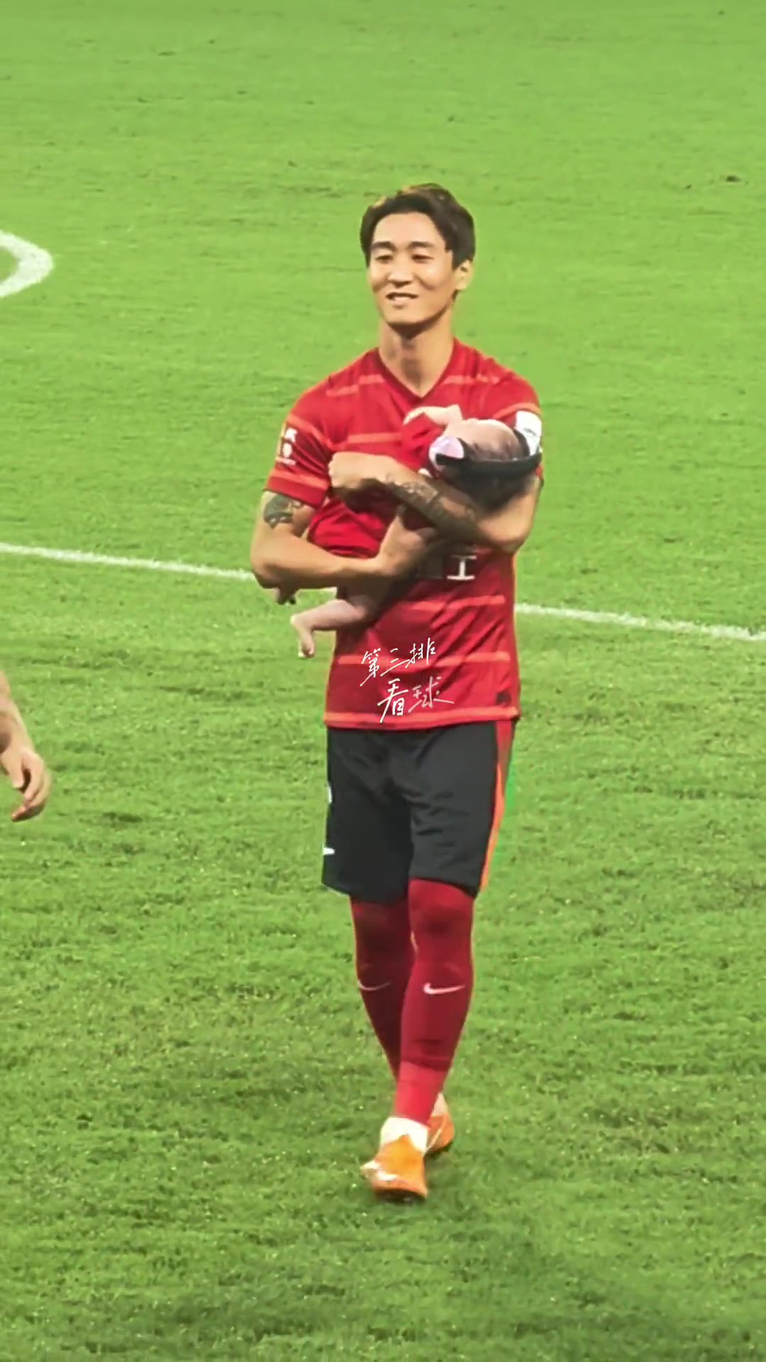 奶爸韋世豪上線幸福的笑容真的藏不住