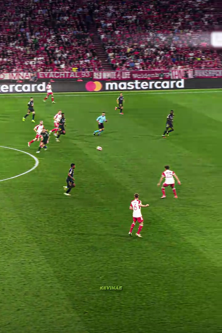 也是為數(shù)不多的高光時刻薩內(nèi)這下內(nèi)切爆射讓你想到了誰