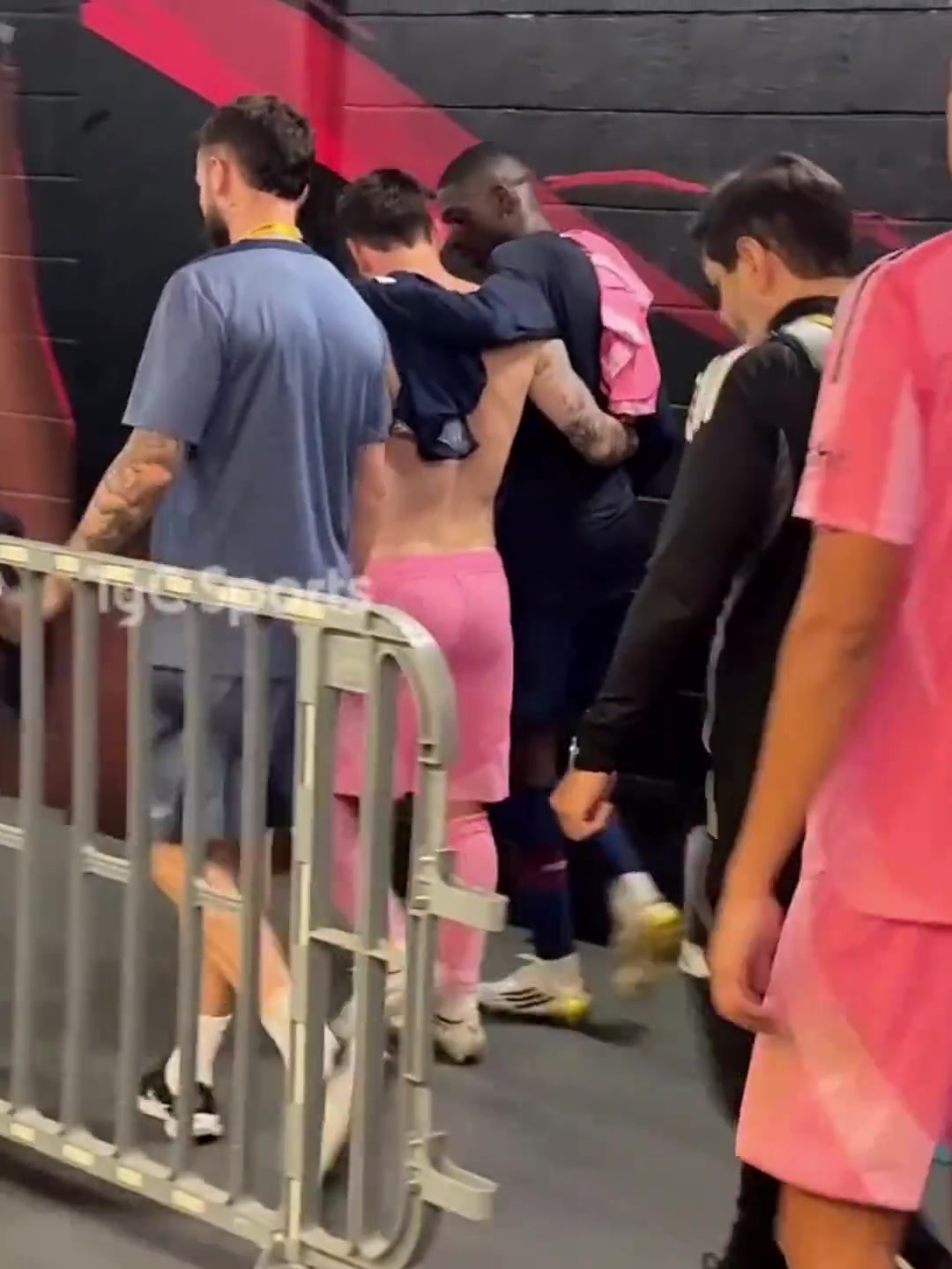 人情世故這一塊梅西賽后與登子勾肩搭背與恩里克及前隊(duì)友擁抱