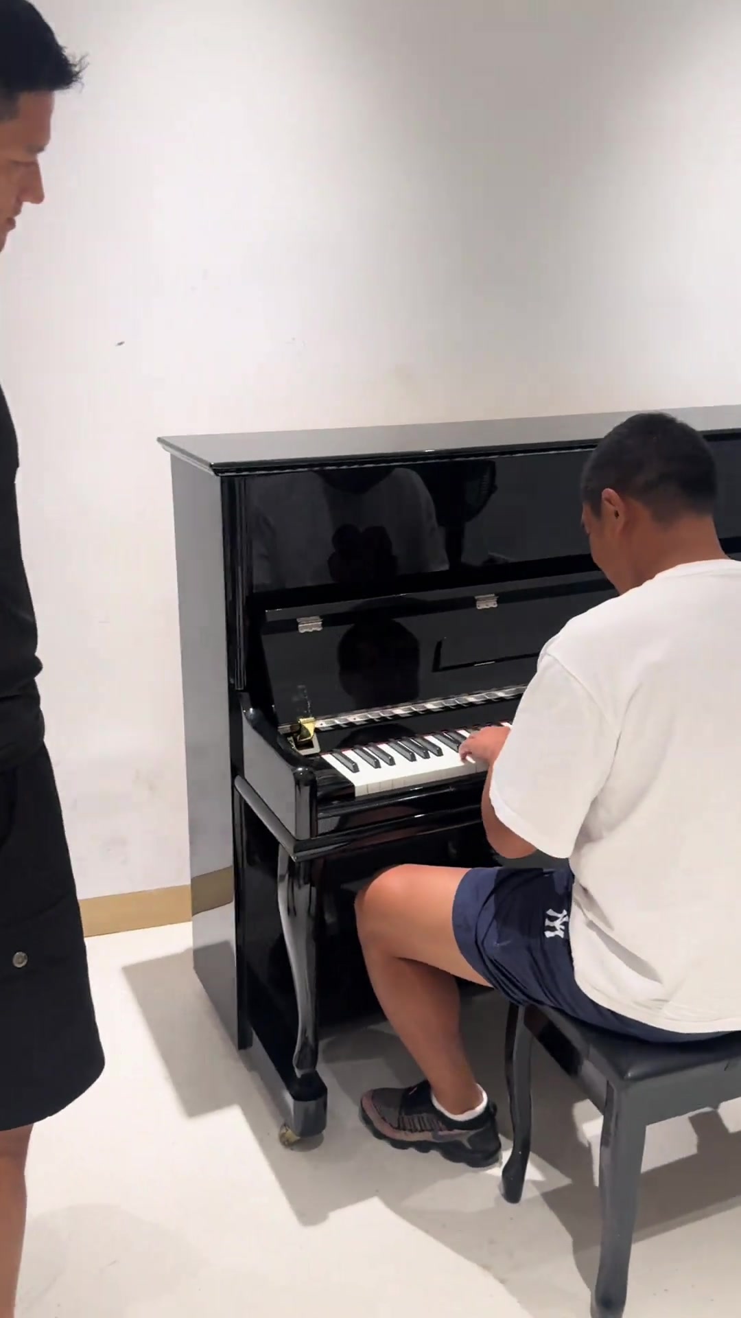 張飛繡花針前國(guó)腳徐亮竟然會(huì)彈鋼琴一旁的劉云飛都看傻了