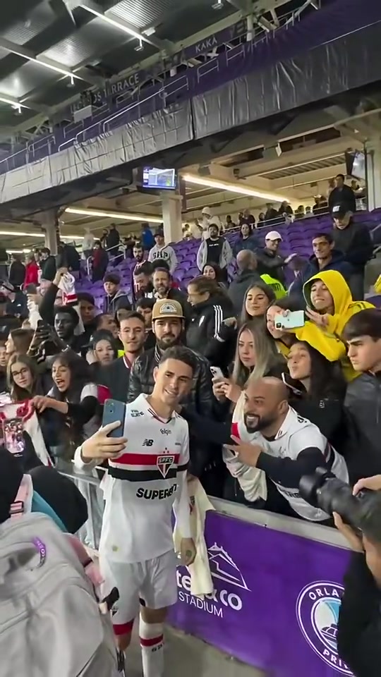 哪怕在中國踢球多年奧斯卡回歸巴西首秀時仍受球迷追捧