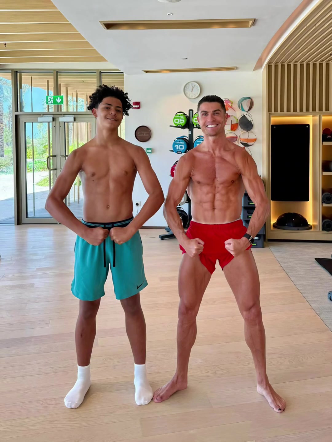 肌肉人C羅曬與14歲迷你羅赤膊照迷你羅這身高不低