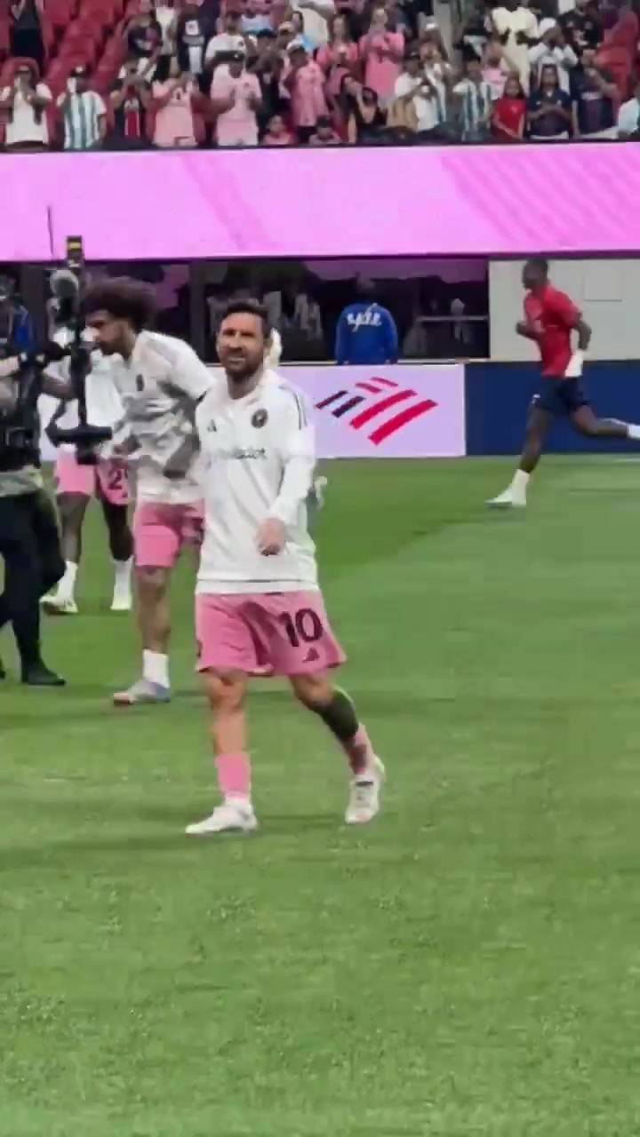 梅西看到不好意思了老奶奶手持玫瑰舉標(biāo)語(yǔ)年齡只是一個(gè)數(shù)字