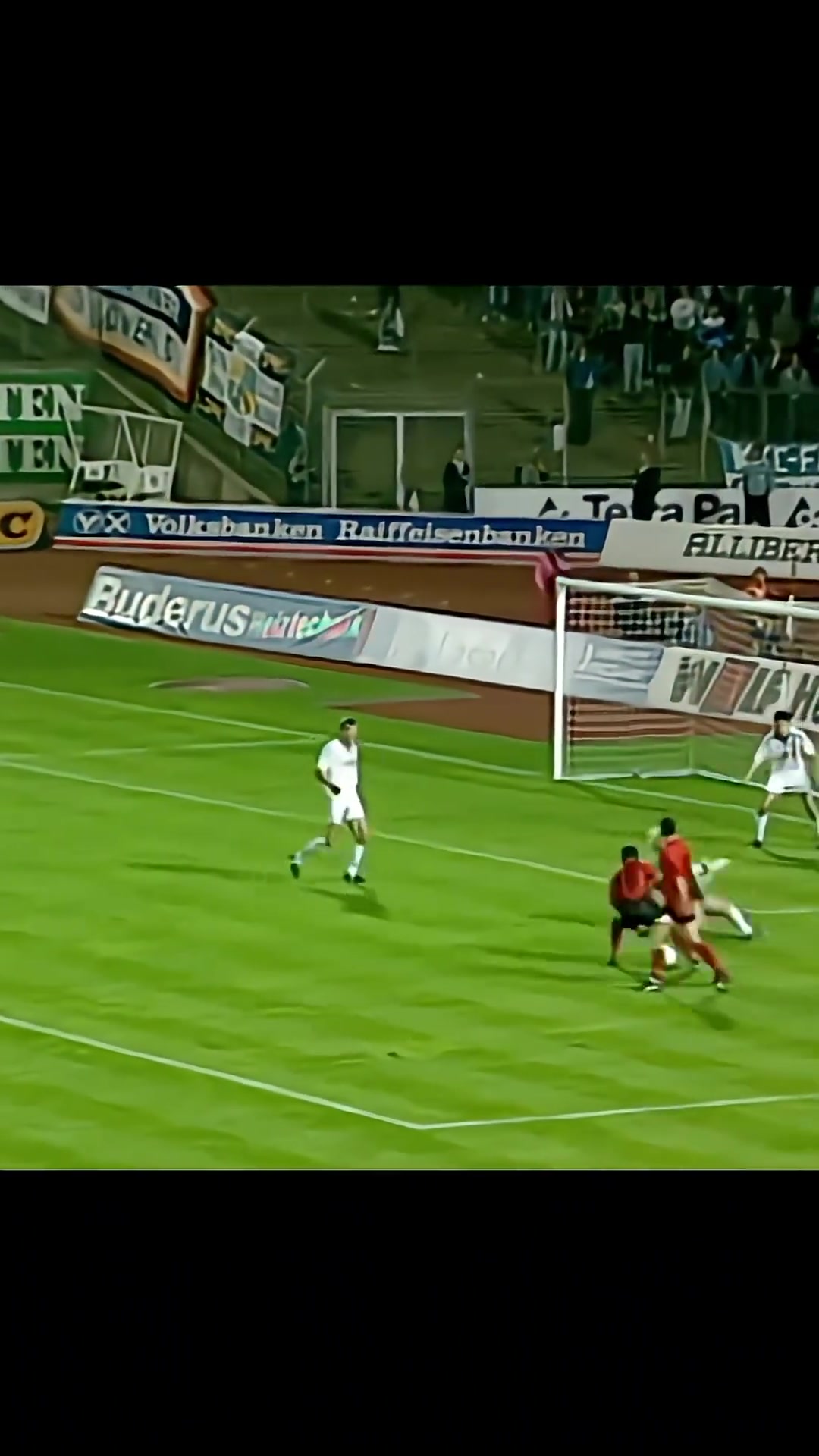 獅王卡恩也有這么尷尬的瞬間啊這球讓人想起梅西晃過拜仁后防