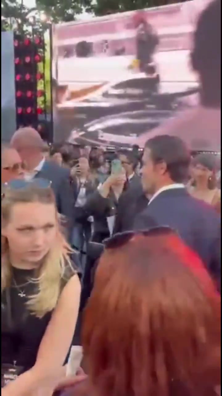 大圣可以進(jìn)軍好萊塢了35歲貝爾合影61歲布拉德皮特