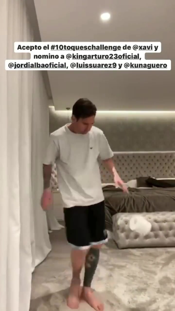 不屬于地球的球感名場面梅西當(dāng)年回應(yīng)哈維的顛卷紙?zhí)魬?zhàn)