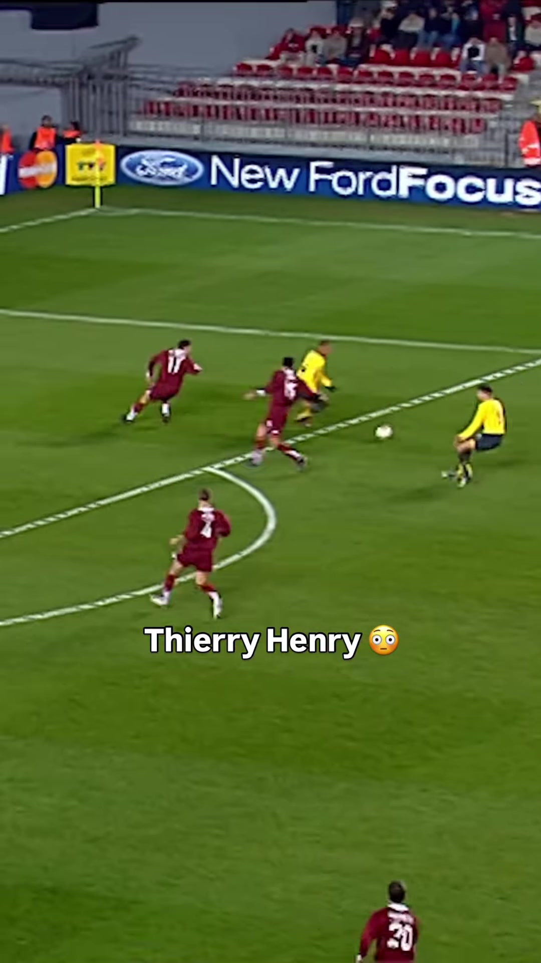 大帝亨利原地擺腿外腳背凌空破門