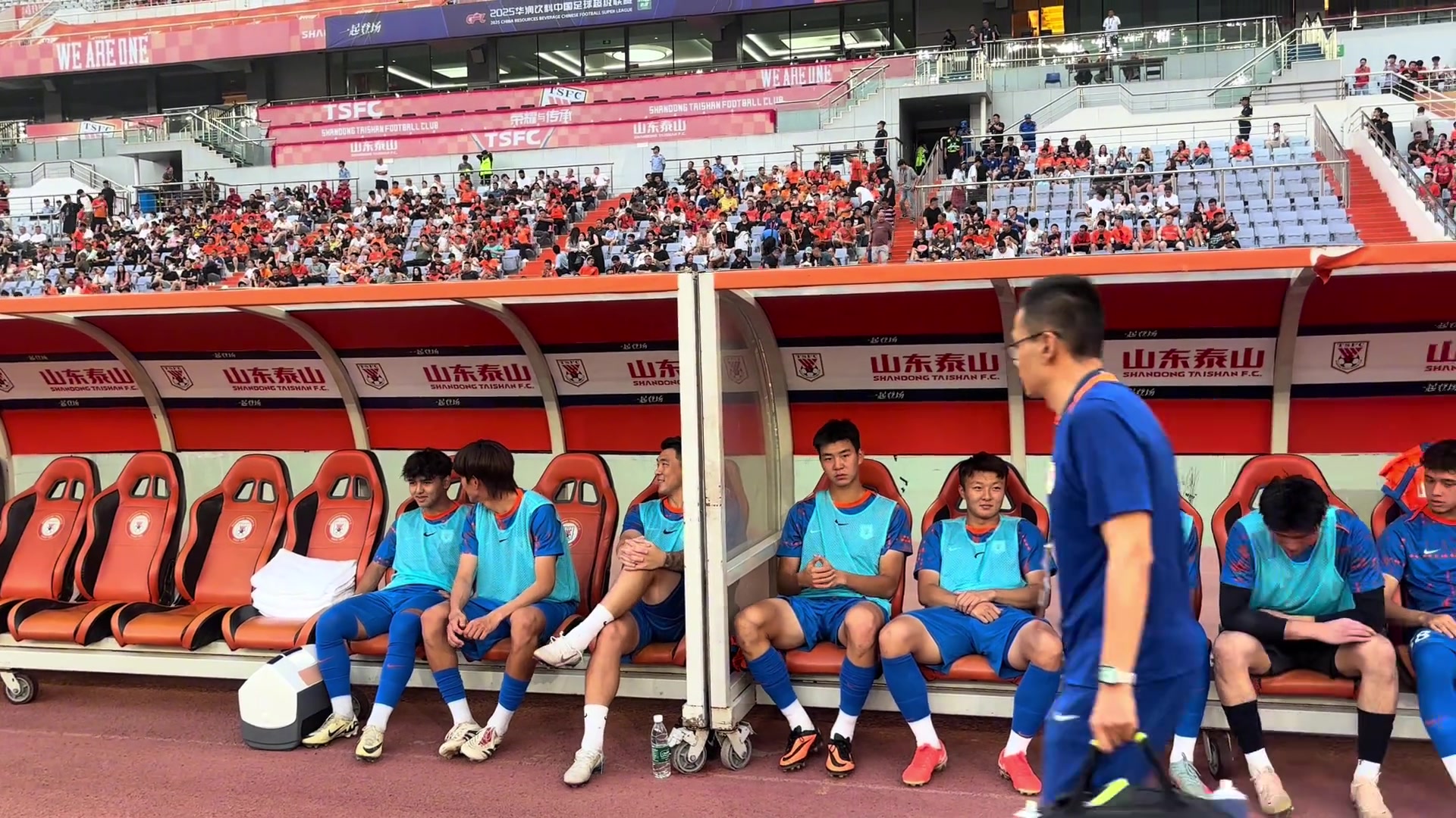 有點(diǎn)意思牛志明在替補(bǔ)席鄭錚讓石柯往那邊坐石柯說(shuō)我還年輕