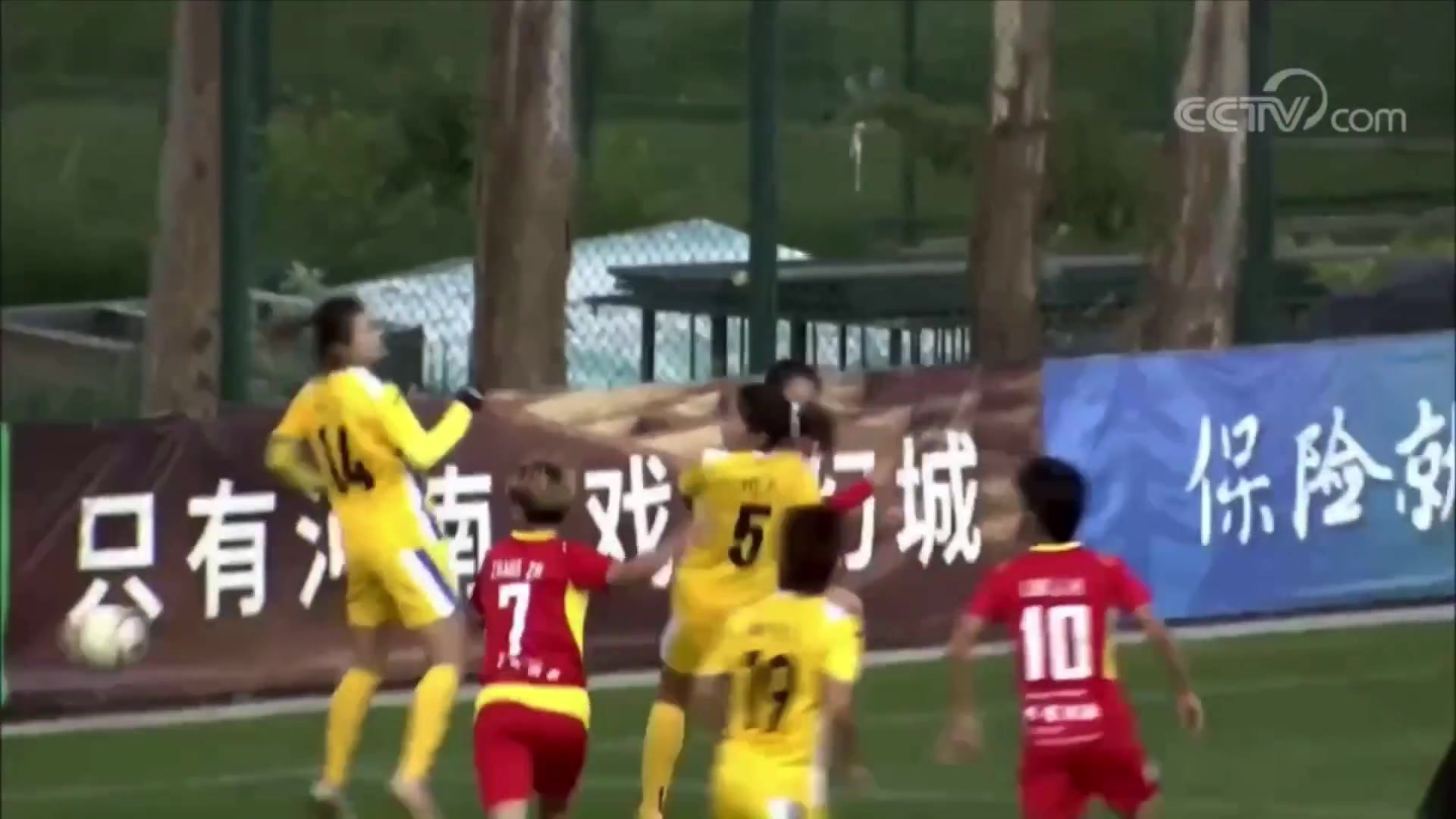 超級(jí)巨大女超聯(lián)賽名場(chǎng)面門(mén)將未開(kāi)出門(mén)球被對(duì)手反搶絕平