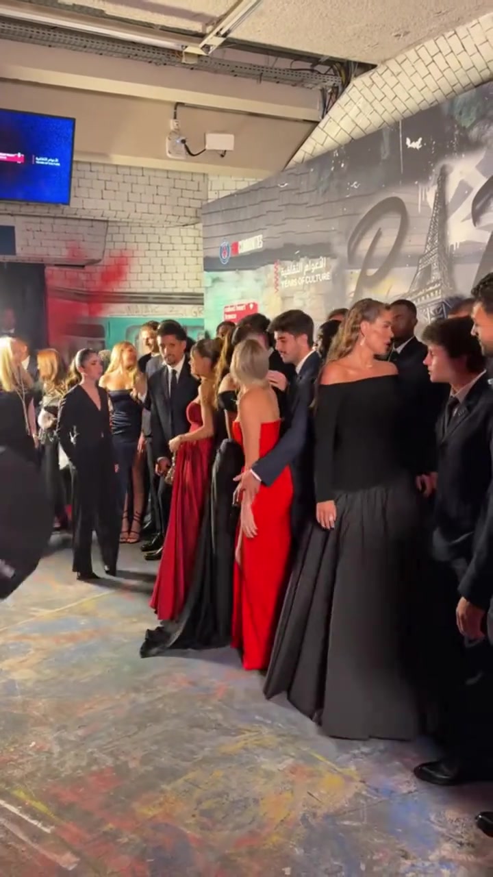 大巴黎眾人帶著妻子和登貝萊合影只有杜埃巴爾科拉沒有女朋友