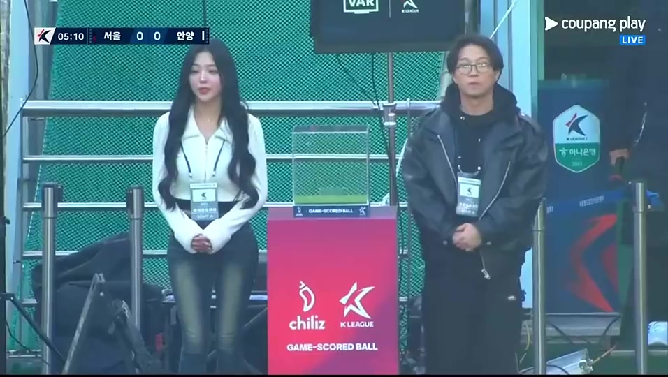 身材比真好韓國(guó)演員樸圣光和妻子來(lái)現(xiàn)場(chǎng)看林加德比賽