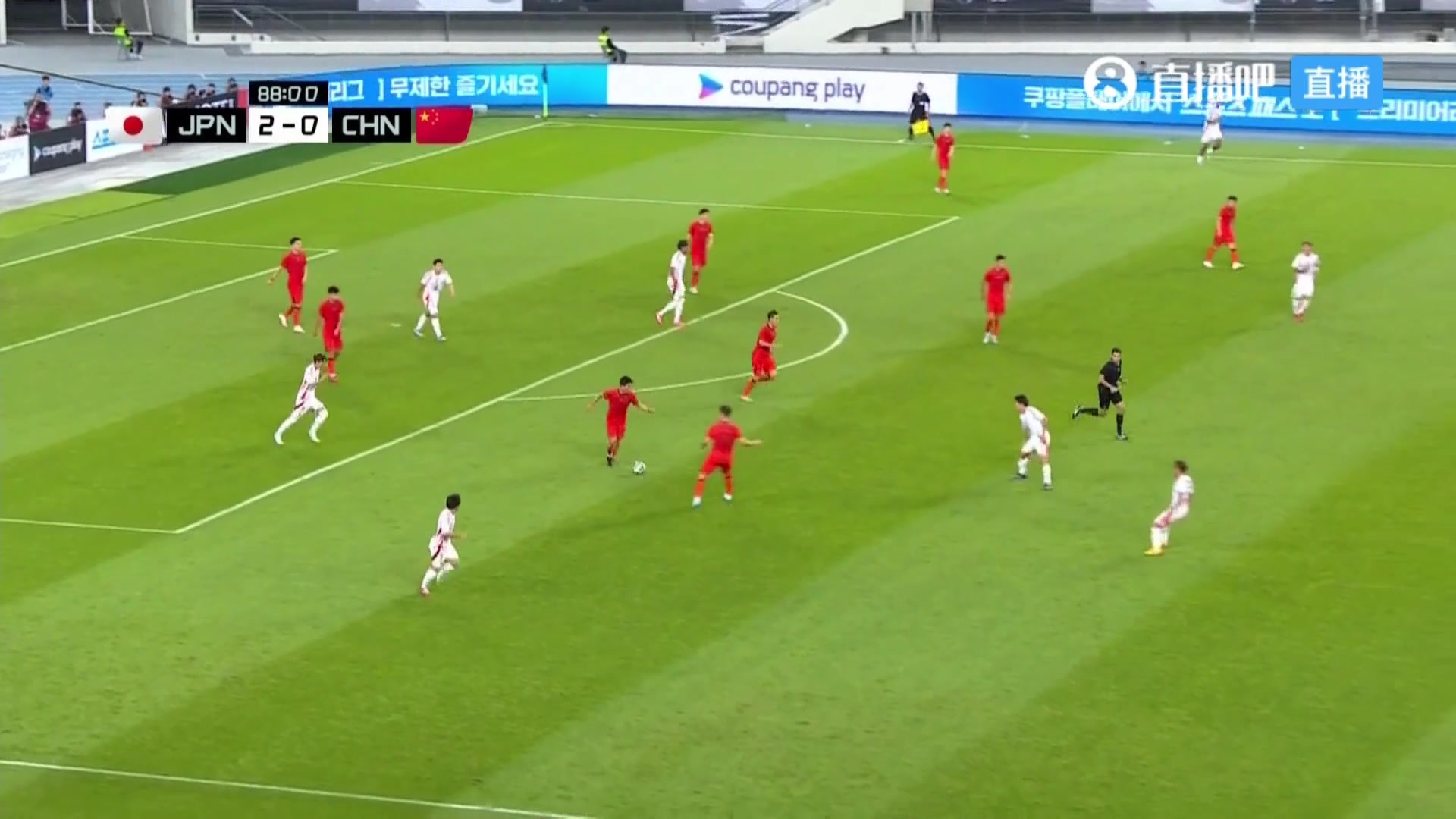 傳誰呢謝文能后場(chǎng)斷球觀察后一腳傳給日本球員