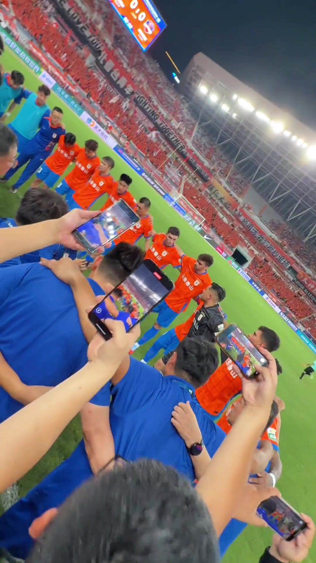 主教練韓鵬攜全隊(duì)賽前打氣山東泰山隊(duì)的凝聚力在這一刻具象化