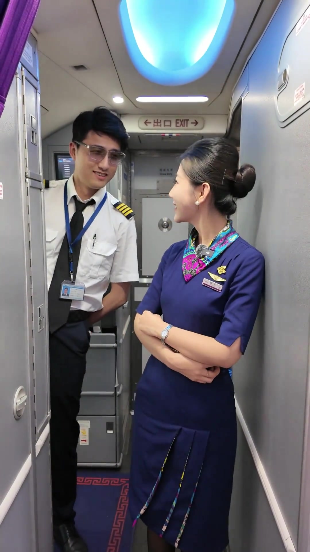 好美啊?云南空姐賽前為玉昆隊(duì)加油