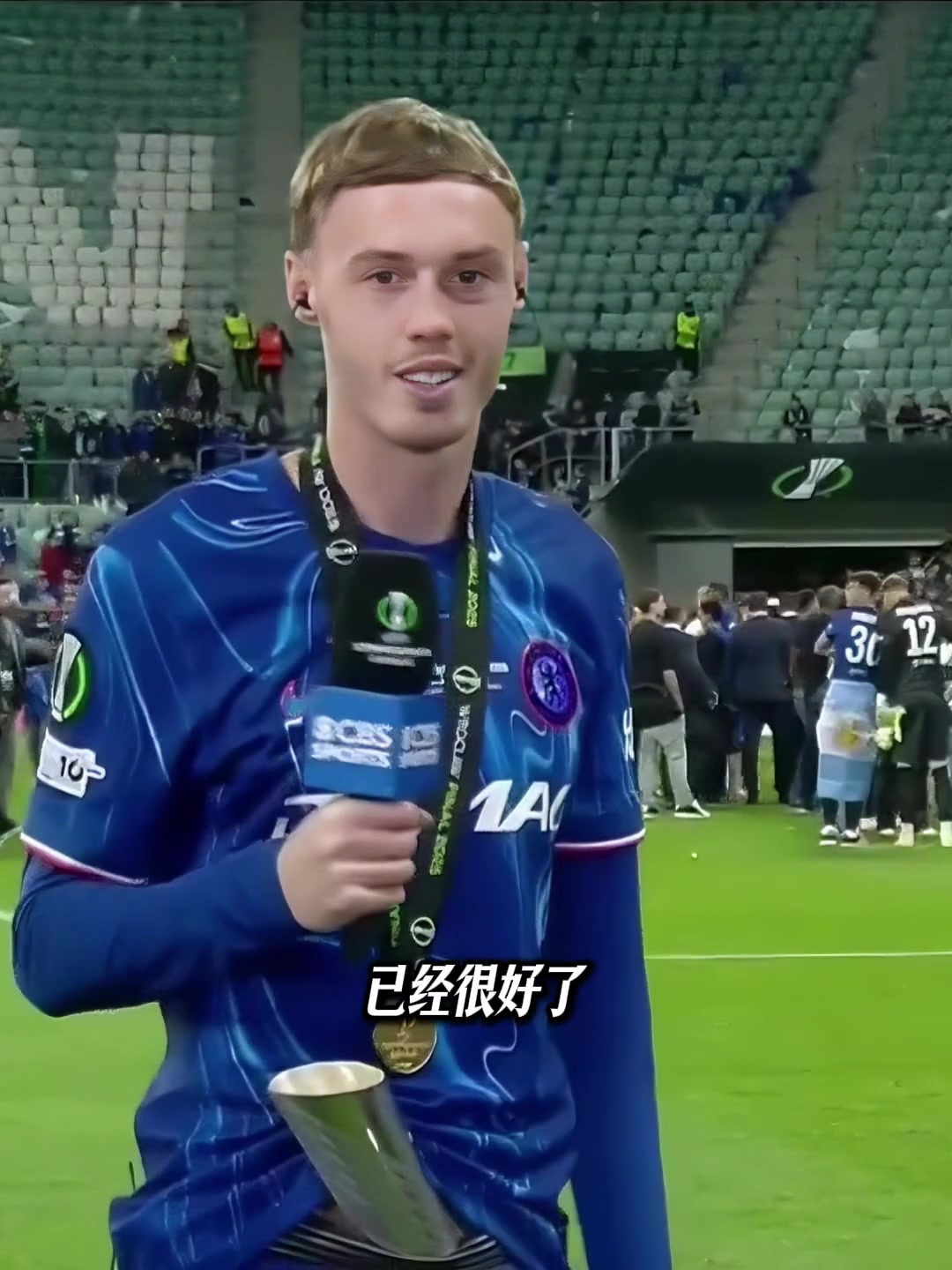 teenager這塊帕爾默腳踩獎杯太狂