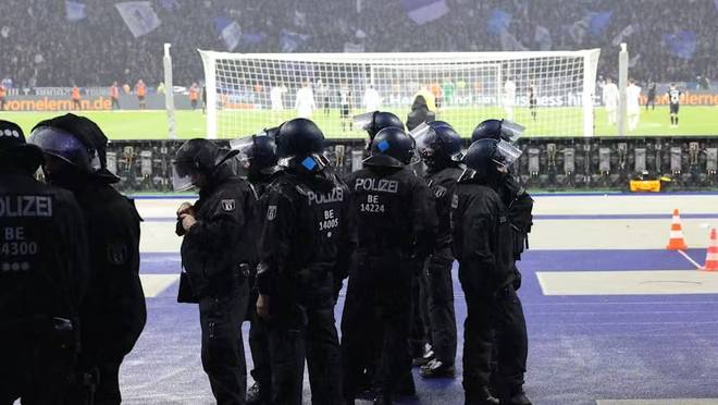 德乙焦點戰(zhàn)票務(wù)失控！上萬客隊球迷混坐主隊區(qū)，騷亂風(fēng)險陡增