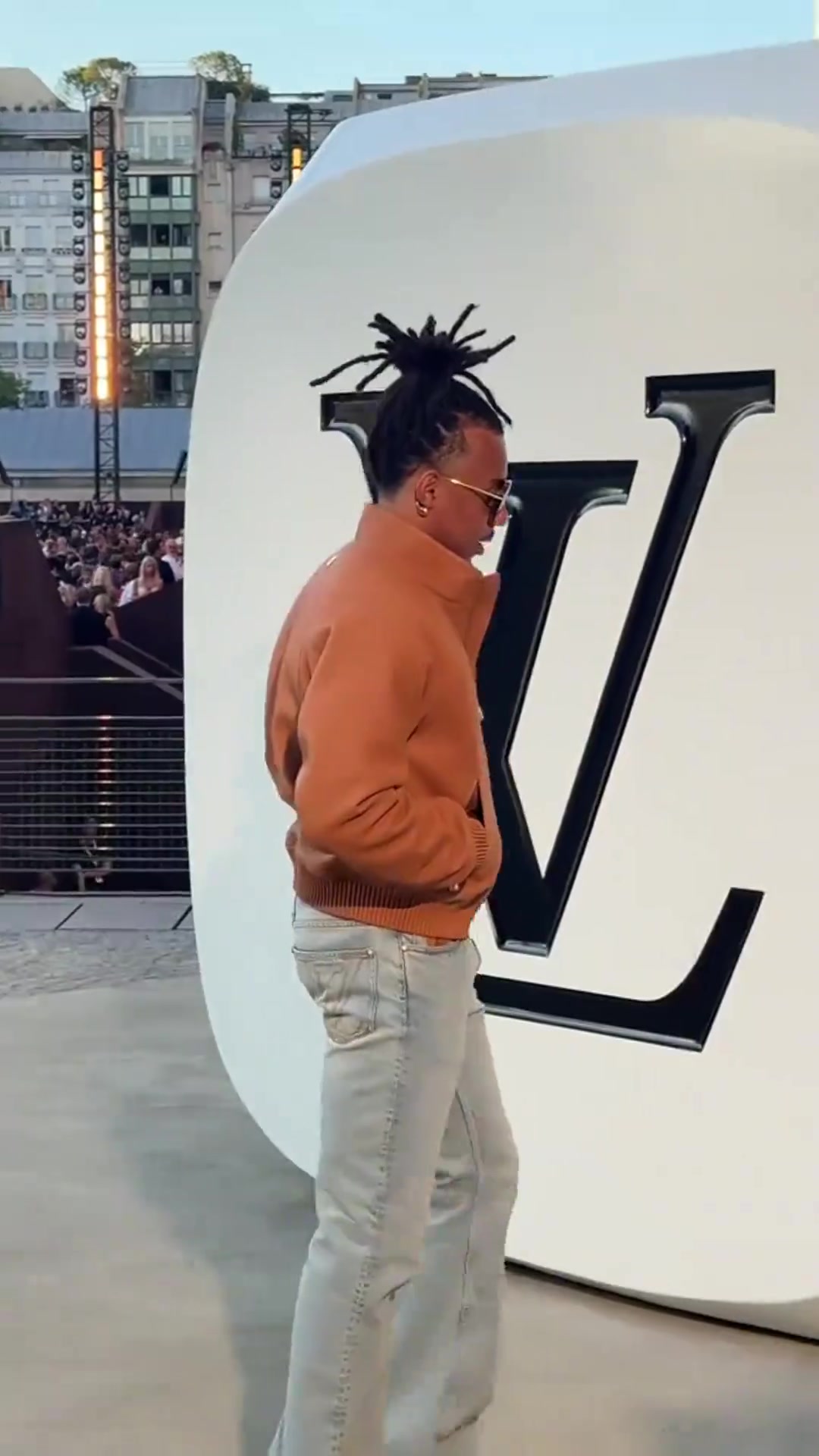 孔德真的不用踢球了已經(jīng)是各大秀場的座上賓